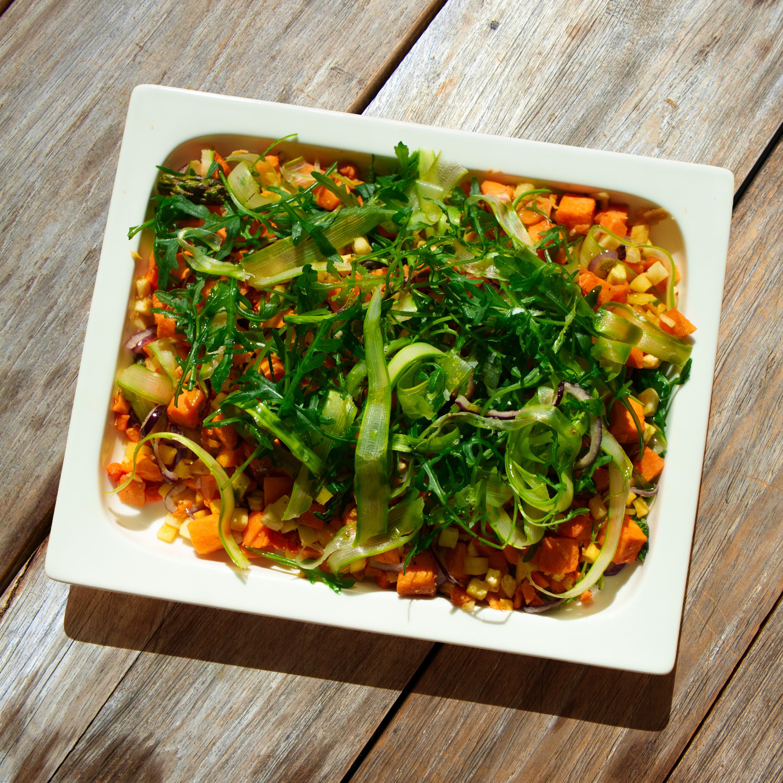 Rostade rotfrukter med sparris och ruccola