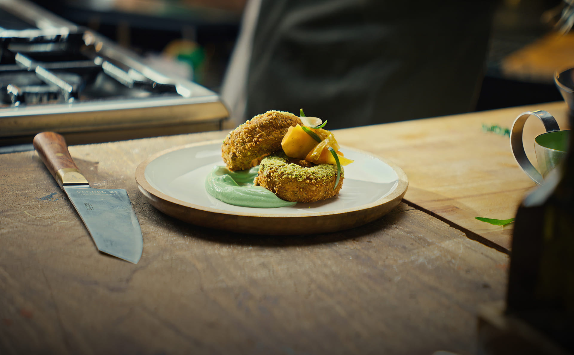 Kålrotsdonut med pistageyoghurt, rotcrudité och brynt smörkaramell