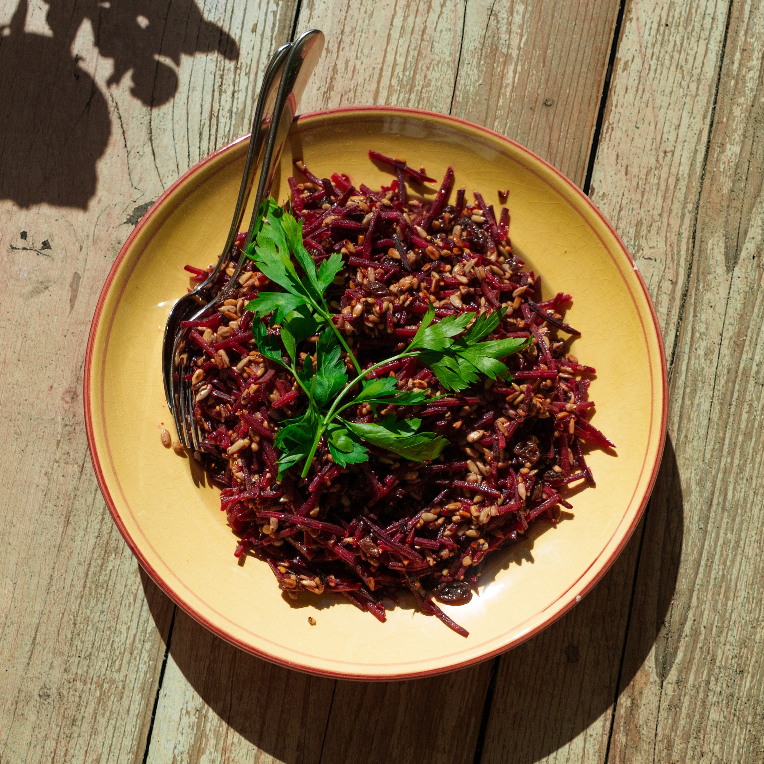 Rödbetsjulienne med rostade solroskärnor och russin